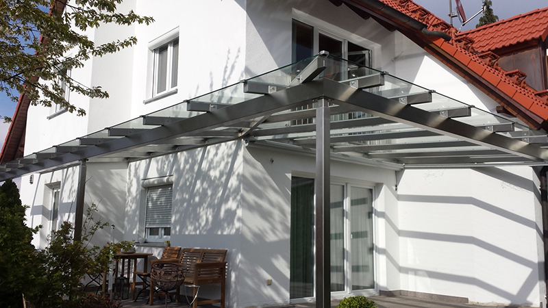 Maßgefertigte Terrassenüberdachung von Glasbau Brehm
